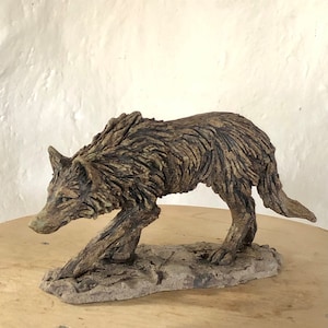 Herumstreifender Wolf, Skulptur aus Keramik von Paul Szeiler.