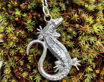 Collar con colgante de lagarto en peltre de Paul Szeiler