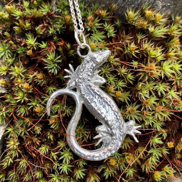 Collier pendentif lézard en étain par Paul Szeiler