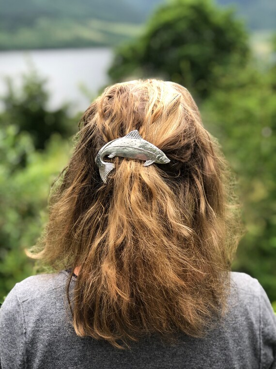 Paul Szeiler によるピューター製のワイルドサーモン ヘアクリップ