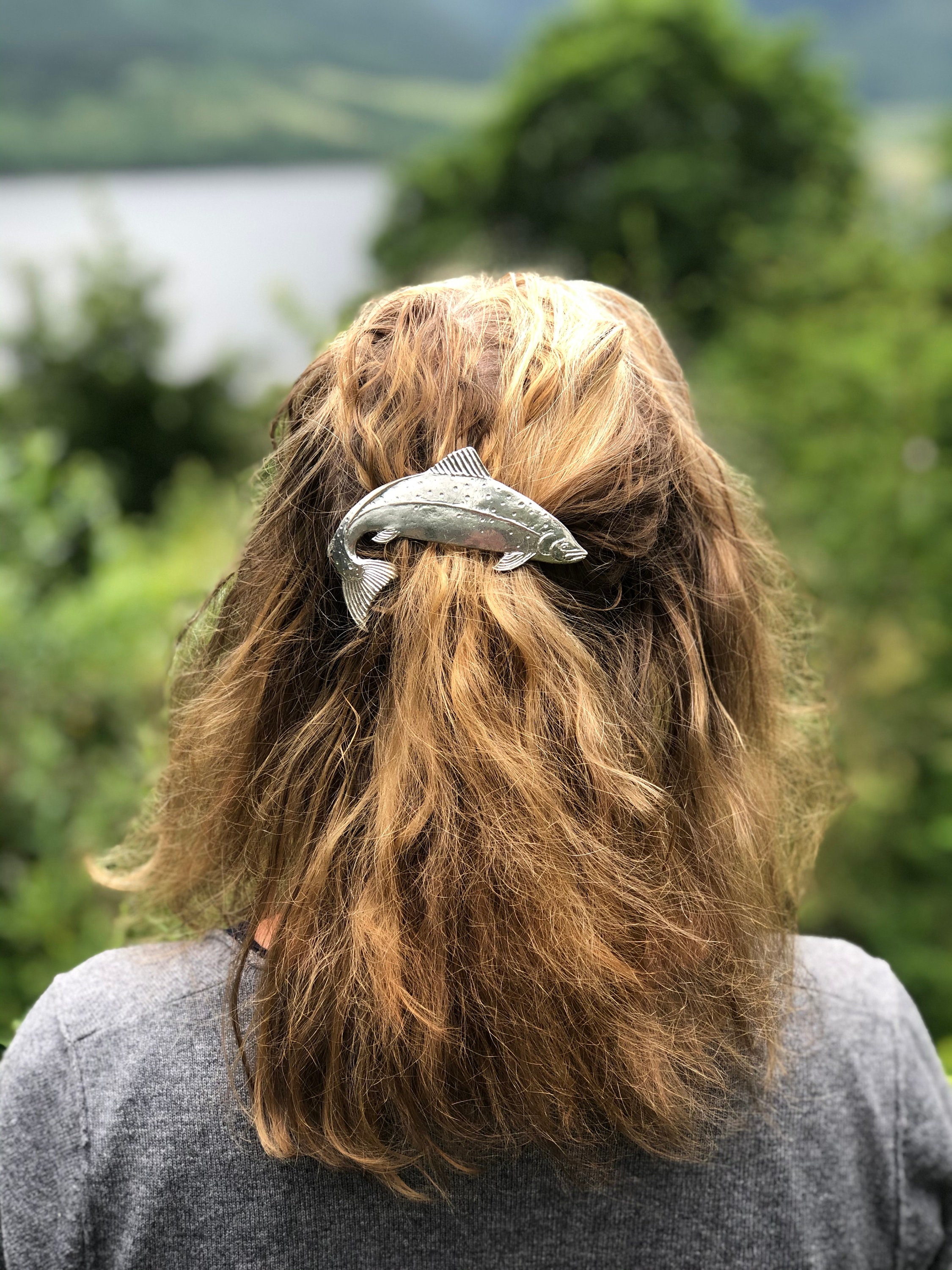 さーもん ヘアクリップ Paul Szeiler によるピューター製のワイルドサーモン ヘアクリップ