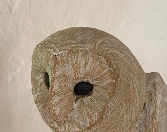 ポール・シェイラー作、石器で作られたメンフクロウの彫刻