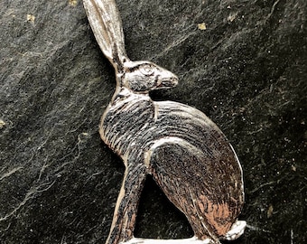 Elegant hare brooch in pewter by Paul Szeiler