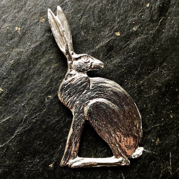 Elegant hare brooch in pewter by Paul Szeiler