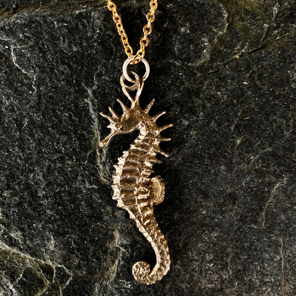 Collier à pendentif hippocampe en bronze par Paul Szeiler.