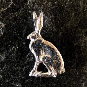 Hare Sitting Up Brooch in Pewter.