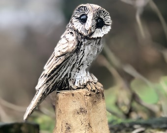 Uilensculptuur in keramiek van Paul Szeiler