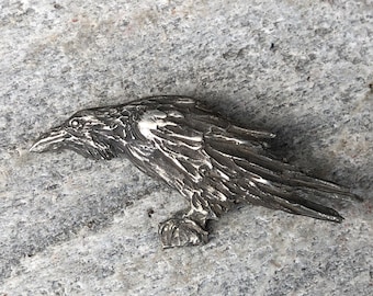 Raven Brooch in pewter.