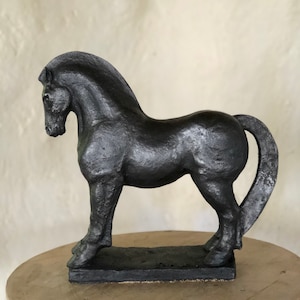 Horse sculpture in ceramic by Paul Szeiler