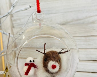 Needle felted reindeer in a glass terrarium. holiday decoration, glass ornaments, needle felted reindeer. Holiday decor. reindeer ornament.
