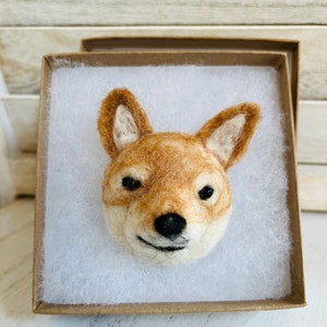 Needle felted shiba dog pin. needle felt dog brooch. Shiba-inu brooch.