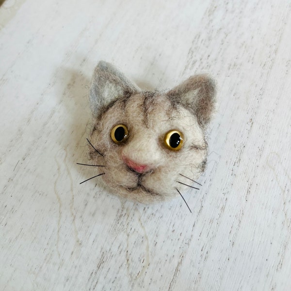 Needle felted cat pin. needle felt cat brooch. Gray cat.