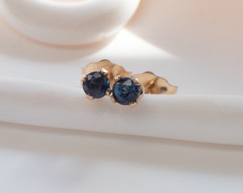 Pendientes de tachuelas de zafiro azul diminuto de 3 mm, tachuelas de piedras preciosas preciosas de zafiro azul natural genuino, tachuelas de zafiro diminuto-regalo de piedra de nacimiento de septiembre