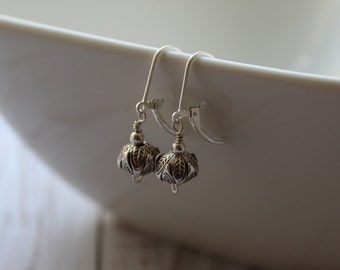 Orecchini a leva piccoli di Karen Hill Tribe in argento pregiato con fiori di campo, orecchini pendenti delicati fatti a mano in argento sterling, orecchini di fiori in argento