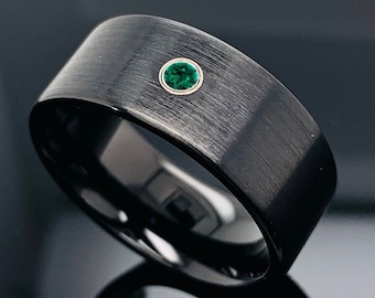 Anillo de tungsteno negro con esmeralda: alianza de satén cepillado