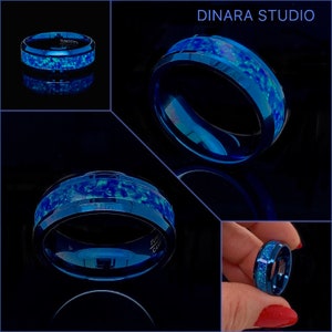 Anillo de tungsteno azul con incrustaciones de ópalo y ajuste cómodo.