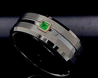 Anillo de boda moderno de tungsteno negro cepillado con esmeralda de 8 mm y borde plano escalonado