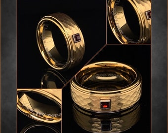 Anillo de tungsteno en oro amarillo martillado: piedra preciosa de granate, alianza de aniversario personalizada