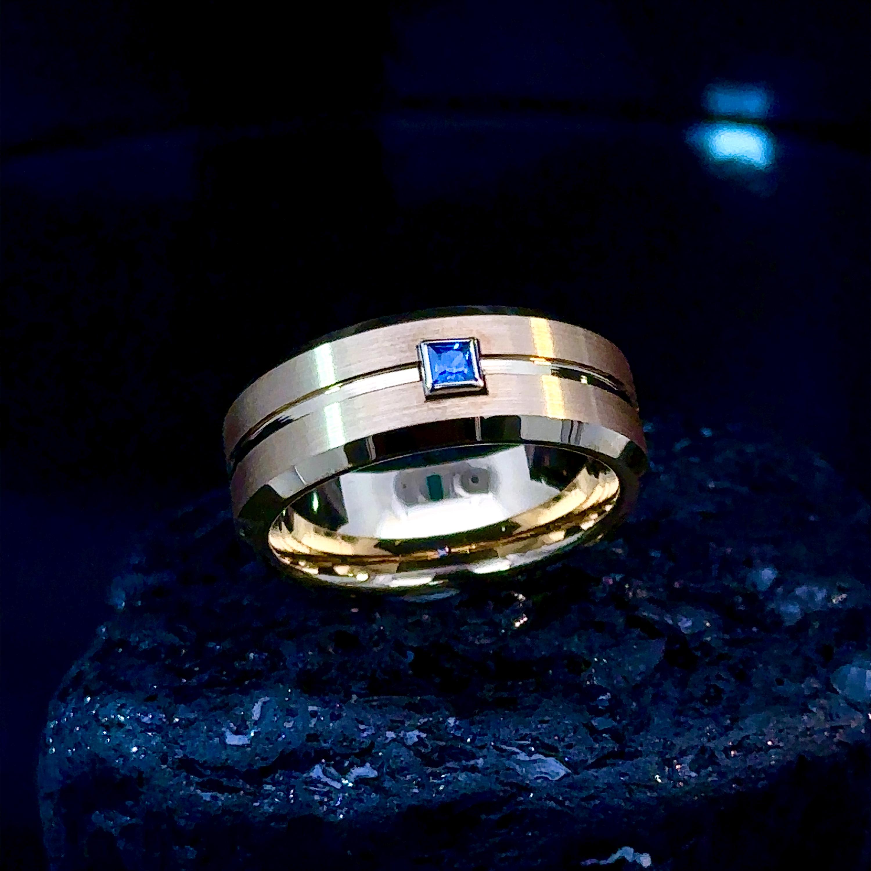 Anillo De Oro, Tungsteno Y Zafiro Con Diseño Acanalado Para Hombre
