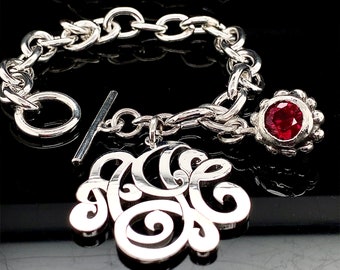 Pulsera de monograma de plata con rubí rojo sintético, hecha a mano, personalizada con tres iniciales.