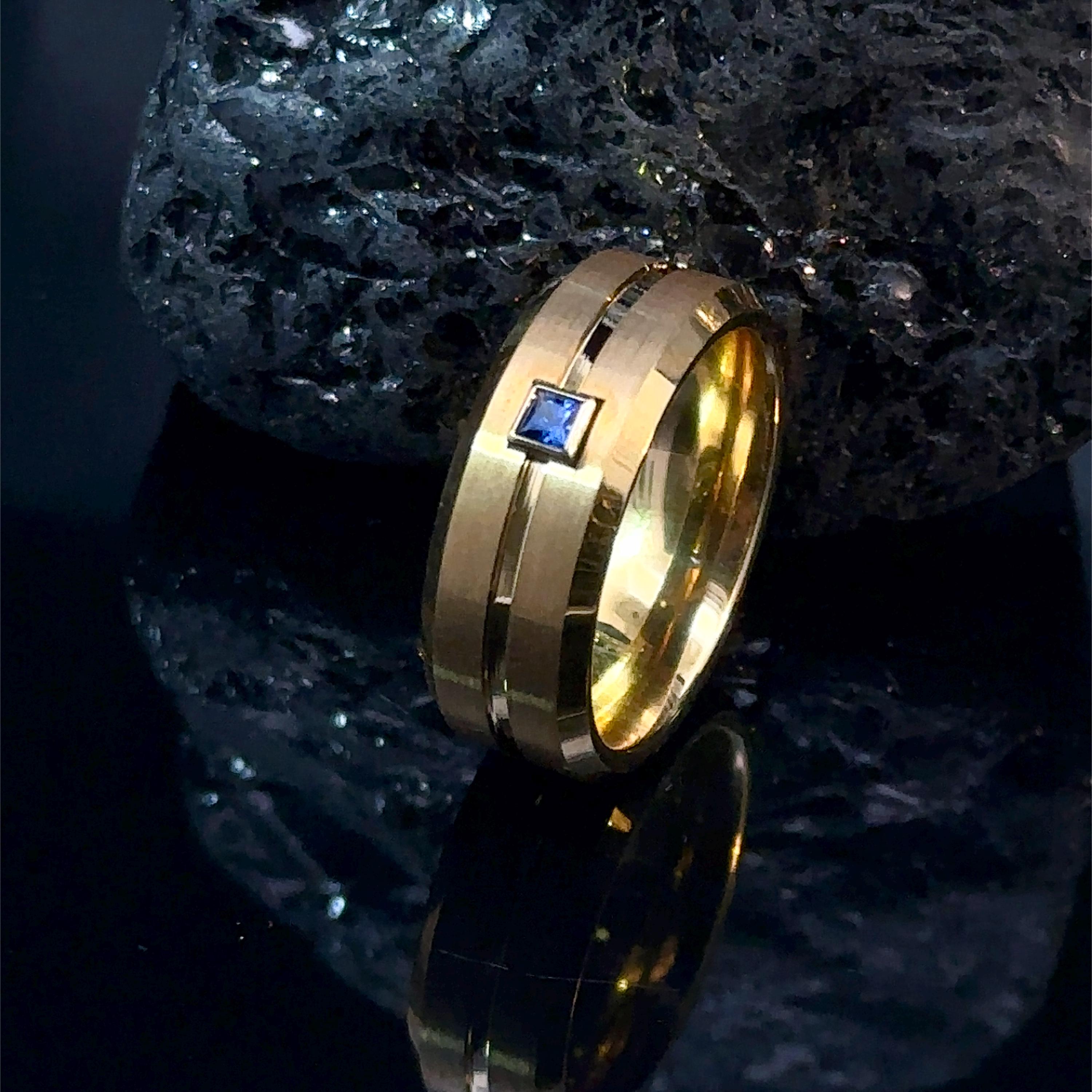 Anillo De Oro, Tungsteno Y Zafiro Con Diseño Acanalado Para Hombre
