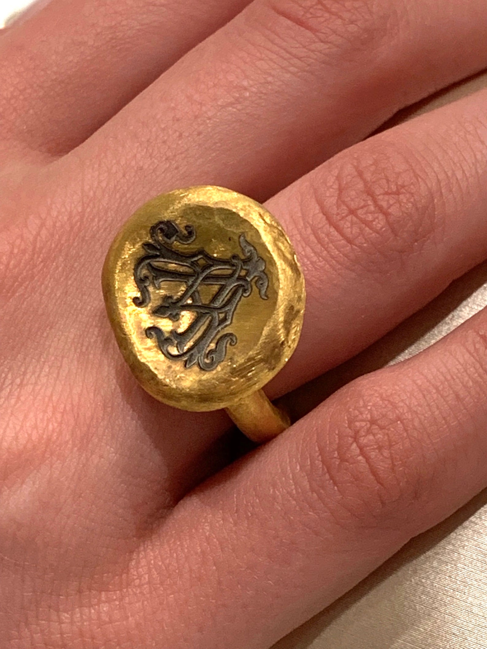 Anillo inicial de oro anillo de sello único anillo grabado Etsy Anillo inicial de oro anillo de sello único anillo grabado Etsy