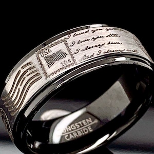 Bague en tungstène personnalisée unique pour elle et lui inspirée d'une carte postale vintage avec gravure personnalisée des noms, des dates de mariage, des poèmes et des drapeaux