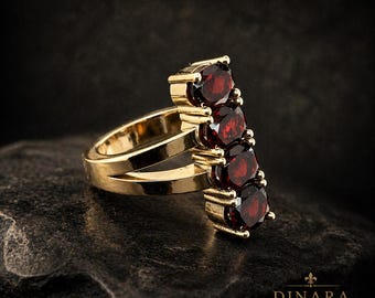 Anillo de granate ovalado artesanal con cuatro piedras, diseño moderno y personalizado.