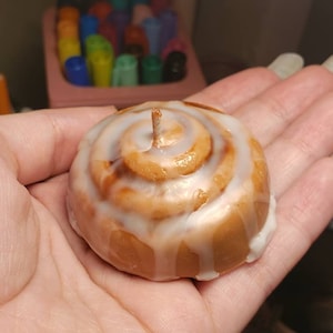 Minikaarsen kaneelrol (2 stuks) 2 x 2 inch // realistische nepvoedselkaarsen // dessertgeurkaarsen