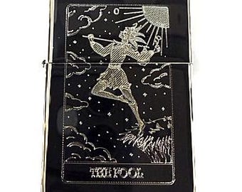 Accendino in argento con incisione personalizzata della carta dei Tarocchi "Il Matto" // Regalo accendino personalizzato // Accendino a scatto in ottone dal design vintage // Regalo a tema Tarocchi