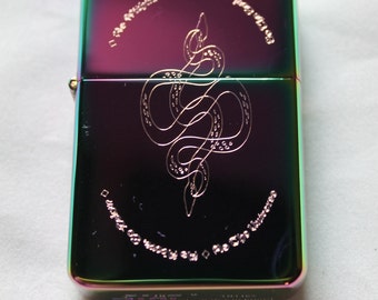 Accendino in ottone massiccio arcobaleno Wicca con doppio serpente inciso ispirato ai tarocchi - Stile occulto - INCISIONE GRATUITA
