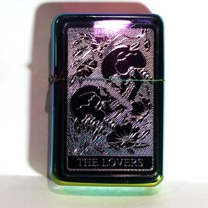 Encendedor personalizado con grabado de cartas del Tarot para amantes // Encendedor personalizado de regalo // Encendedor de latón con diseño vintage // Regalo de tarot