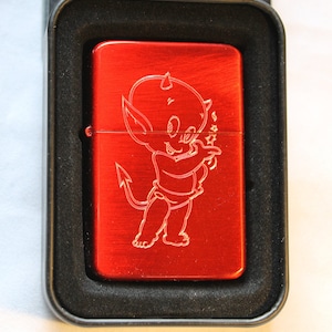 Zapalniczka Baby Devil Solid Brass w kolorze czerwonym i puszka prezentowa - GRAWEROWANIE GRAWERUNKOWE GRAWERUNEK GRAWERUNEK GRAWERUNEK