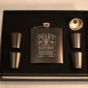 Peaky Blinders Schädel Whisky Flachmann & 4 Schnapsbecher, kostenlose Gravur, Peaky Blinders Thema Geschenk