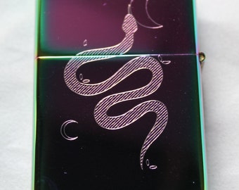 Accendino in ottone massiccio ispirato ai tarocchi con serpente Wicca inciso - Stile occulto - accendino con scatola regalo - INCISIONE GRATUITA