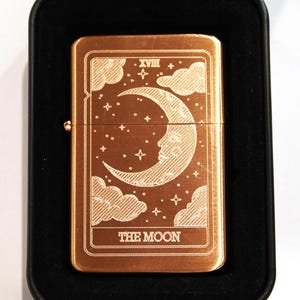 The Moon Tarotkaart Custom gegraveerde gouden aansteker || Gepersonaliseerd aanstekercadeau || Messing klapaansteker vintage design || Tarotcadeau