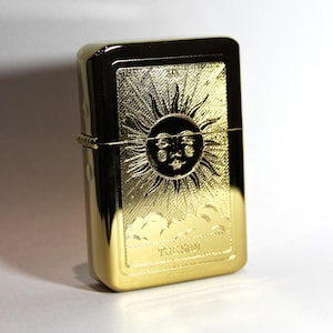 The Sun-tarotkaart op maat gegraveerde gouden aansteker || Gepersonaliseerd aanstekercadeau || Messing klapaansteker vintage design || Tarotcadeau