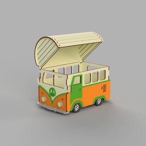 Op de afbeelding: Een houten speelgoedbus met een afneembaar dak, geschilderd in oranje, groen en wit. De bus heeft een vredesteken op de voorkant en een raam aan elke kant.
