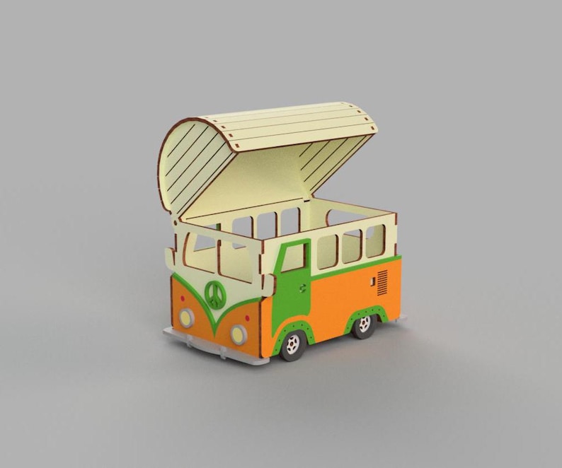 Op de afbeelding: Een houten speelgoedbus met een afneembaar dak, geschilderd in oranje, groen en wit. De bus heeft een vredesteken op de voorkant en een raam aan elke kant.