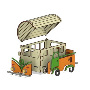 Op de afbeelding: Een houten speelgoedmodel van een vintage bestelwagen met een afneembaar dak. De bestelwagen is oranje, groen en bruin geverfd met een vredesteken op de voorkant. Het dak is beige en heeft een houtnerfstructuur.