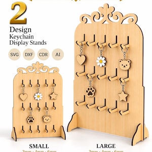Può includere: Due espositori per portachiavi in legno chiaro con 15 ganci ciascuno, etichettati come piccolo e grande. L'immagine include il testo: DISPLAY STAND BUNDLE, 2 Design Keychain Display Stands, SVG, DXF, CDR, AI, 3mm, 4mm, 6mm e 15 Hooks Per Stand.