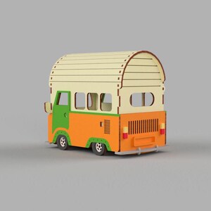 Op de afbeelding: Een houten speelgoedcamper met een geel dak, oranje carrosserie, groene deuren en zwarte wielen. De camper heeft een afgerond dak en ramen aan de zijkanten.
