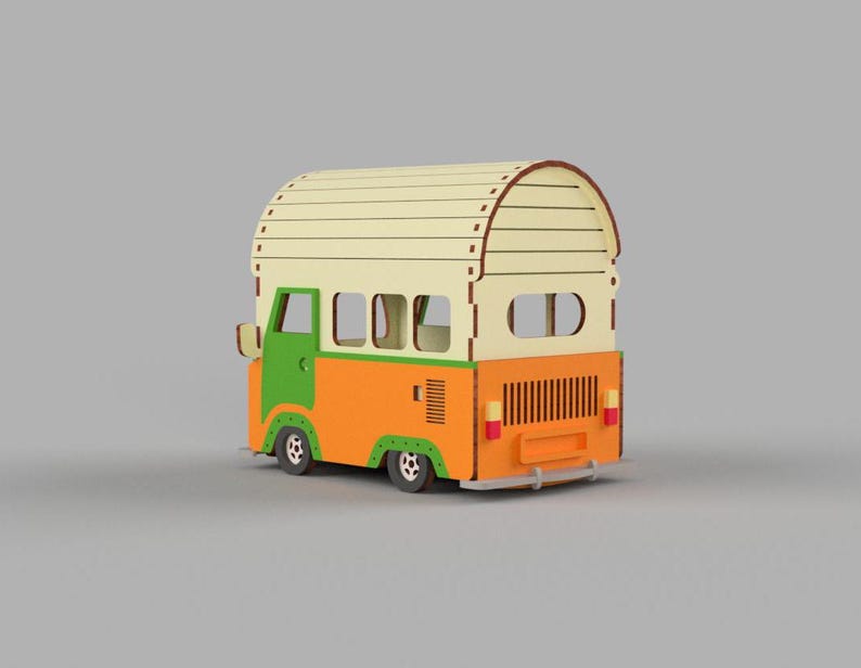 Op de afbeelding: Een houten speelgoedcamper met een geel dak, oranje carrosserie, groene deuren en zwarte wielen. De camper heeft een afgerond dak en ramen aan de zijkanten.