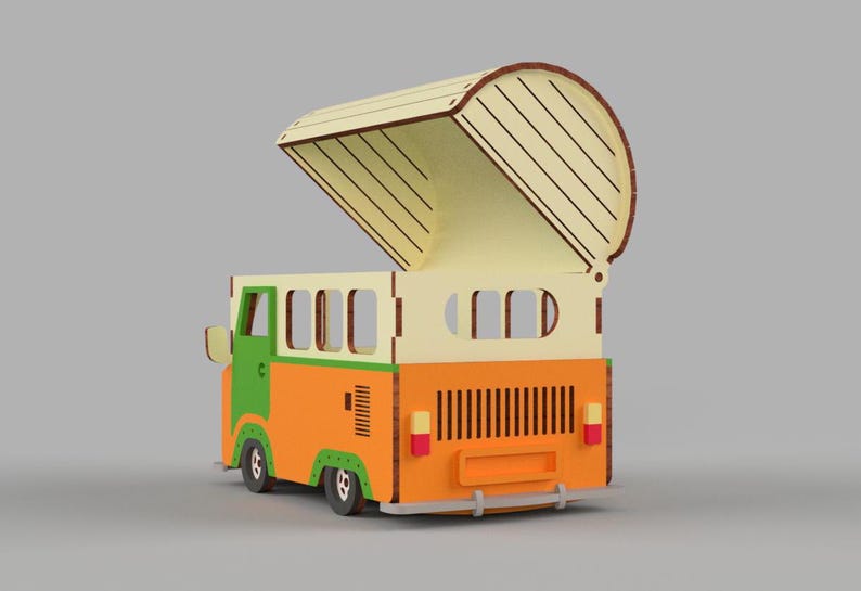 Op de afbeelding: Een houten speelgoedbus met een oranje carrosserie, groene zijkanten en een geel dak. Het dak is open en heeft een gestreept patroon. De bus heeft ramen en een achterdeur.