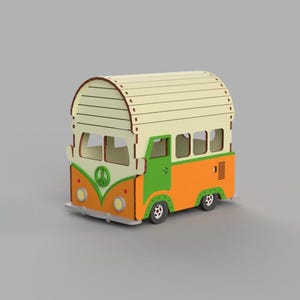 Op de afbeelding: Een houten speelgoedmodel van een vintage camperbus met een wit dak, oranje carrosserie, groene details en een vredesteken op de voorkant.