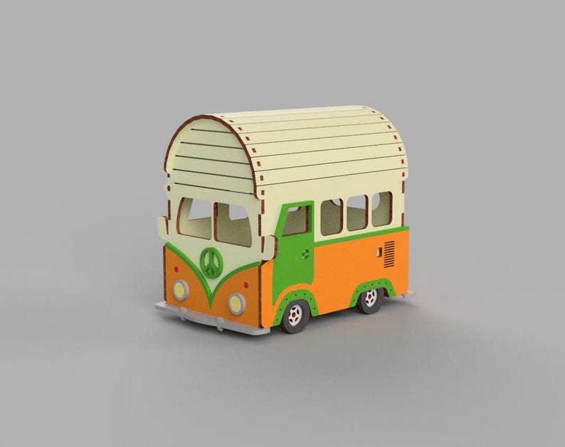 Op de afbeelding: Een houten speelgoedmodel van een vintage camperbus met een wit dak, oranje carrosserie, groene details en een vredesteken op de voorkant.