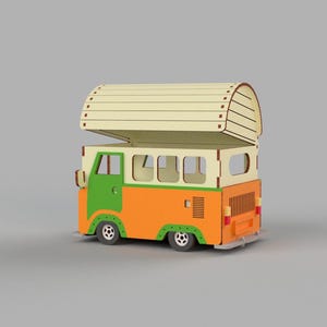 Op de afbeelding: Een houten speelgoedbus met een afneembaar dak, geschilderd in oranje, groen en beige. De bus heeft een gedetailleerde voor- en achterkant, inclusief koplampen, achterlichten en een kentekenplaat.