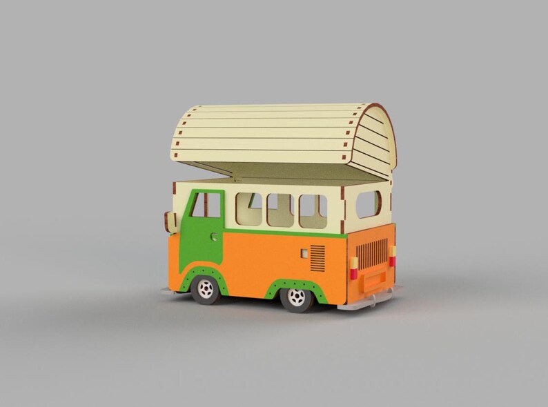 Op de afbeelding: Een houten speelgoedbus met een afneembaar dak, geschilderd in oranje, groen en beige. De bus heeft een gedetailleerde voor- en achterkant, inclusief koplampen, achterlichten en een kentekenplaat.