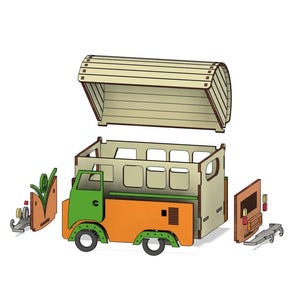 Op de afbeelding: Een houten speelgoedtruck met een afneembaar dak en een groene cabine. De laadbak van de truck is oranje en heeft een groene rand. De truck is gedemonteerd in zijn afzonderlijke onderdelen.