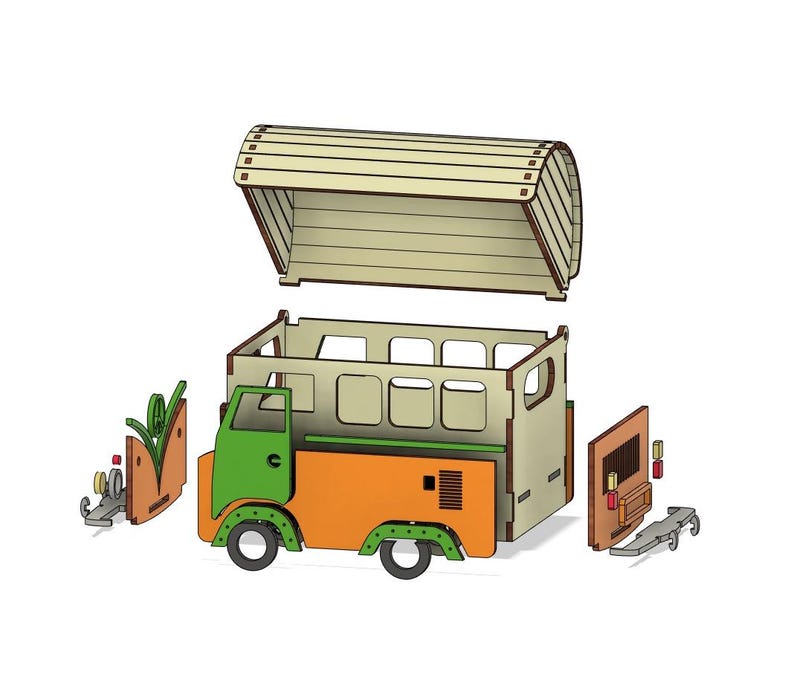 Op de afbeelding: Een houten speelgoedtruck met een afneembaar dak en een groene cabine. De laadbak van de truck is oranje en heeft een groene rand. De truck is gedemonteerd in zijn afzonderlijke onderdelen.